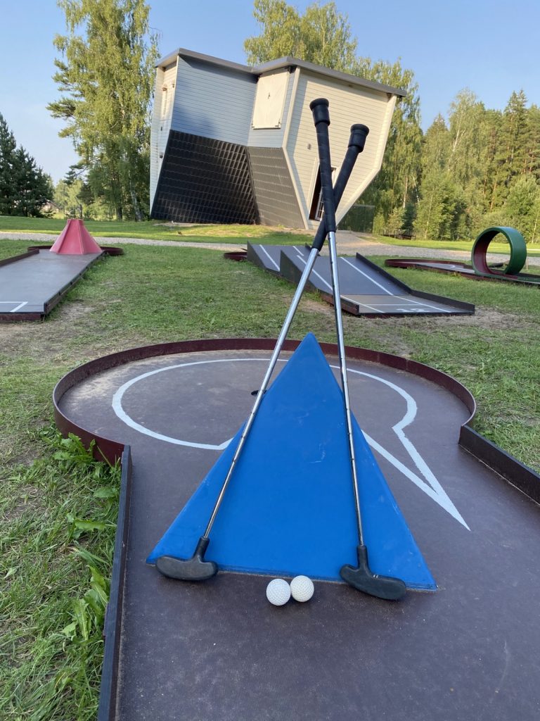 minigolfs apgrieztā māja